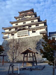 現在の天守閣は昭和41年に完成したものです。別名「舞鶴城」ともいわれ、桜・藤の名所でもあります。