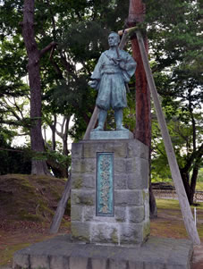 表門前には新発田出身の赤穂義士堀部安兵衛の銅像があります。赤穂義士の討ち入りで中心的な役割を果たした安兵衛。像の顔は、しっかりと江戸を見つめています。