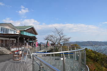 天橋立傘松公園から、西国28番札所成相寺行きの登山バスが運行しています。