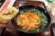 昼食は、紀ノ川SA下り線にあるベーカリートートルの「コーヒーランド」と「天ぷらそば」。