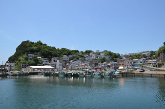 和歌山市の南西端の「雑賀崎（さいがさき）」という風情のある漁師町です。