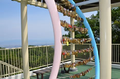 「鐘の鳴る展望台」ブルーとピンクのリングが交差したモニュメントには、たくさんの愛の鍵（南京錠）が掛けられています。