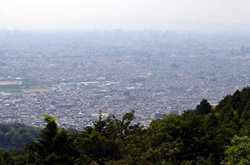 信貴生駒スカイラインの中間点（鐘の鳴る展望台からの眺め）。