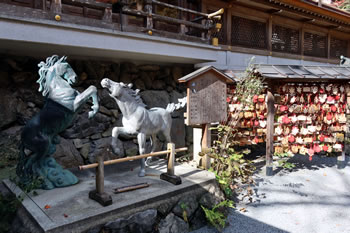 2頭の馬の像、実は、貴船神社は絵馬発祥の地です。