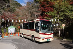 貴船口駅から京都バス貴船行きで5分、終点下車、徒歩5分。