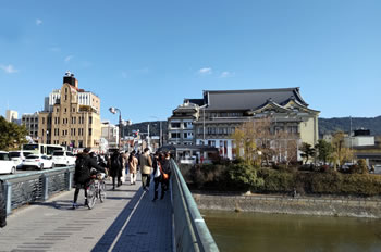 四条大橋は、京都市を流れる鴨川に架かる四条通の橋。四条通の東の先は祇園、八坂神社、鴨川西岸には先斗町、四条河原町があります。