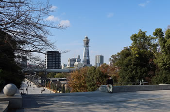 大阪市立美術館前から「通天閣」を望む。