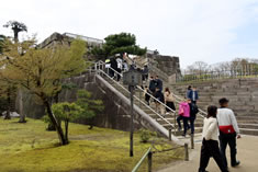 天守閣跡（本丸の南西隅には、かつて伏見城から移された五重六階の天守閣がありました。）