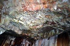 洞窟天井の漣痕（リップル）波に削られた跡が岩盤となり天井に見られる。