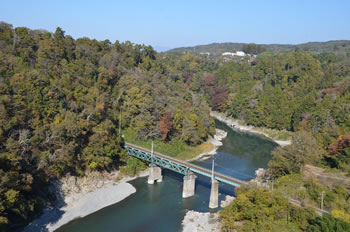 天竜峡大橋は、名勝天竜峡に位置し、1級河川天竜川とJR飯田線を一気に跨ぐ橋です。