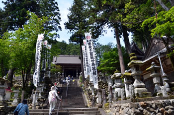 �{���O�̐ΊK�i�����B