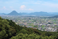 ��{�{�̖k���ɂ���W�]�䂩��͎]�򕽖삪��]�ł��܂��B