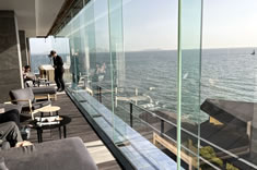 ���˓��C���]�߂郍�r�[���E���W�B