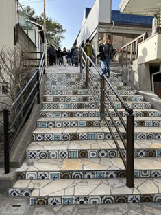 �^�C���\��̊K�i���ʐ^�f������Ɛl�C�̍⓹