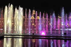 ����20m�܂ŕ����オ����{�ő勉�̃E�H�[�^�[�G���^�[�e�C�������g�B