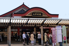 �����{�S���i���S�j���ɕ{���̉w�B