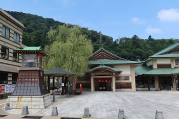 女湯「菊乃湯」と山中座。 女湯「菊乃湯」と山中座